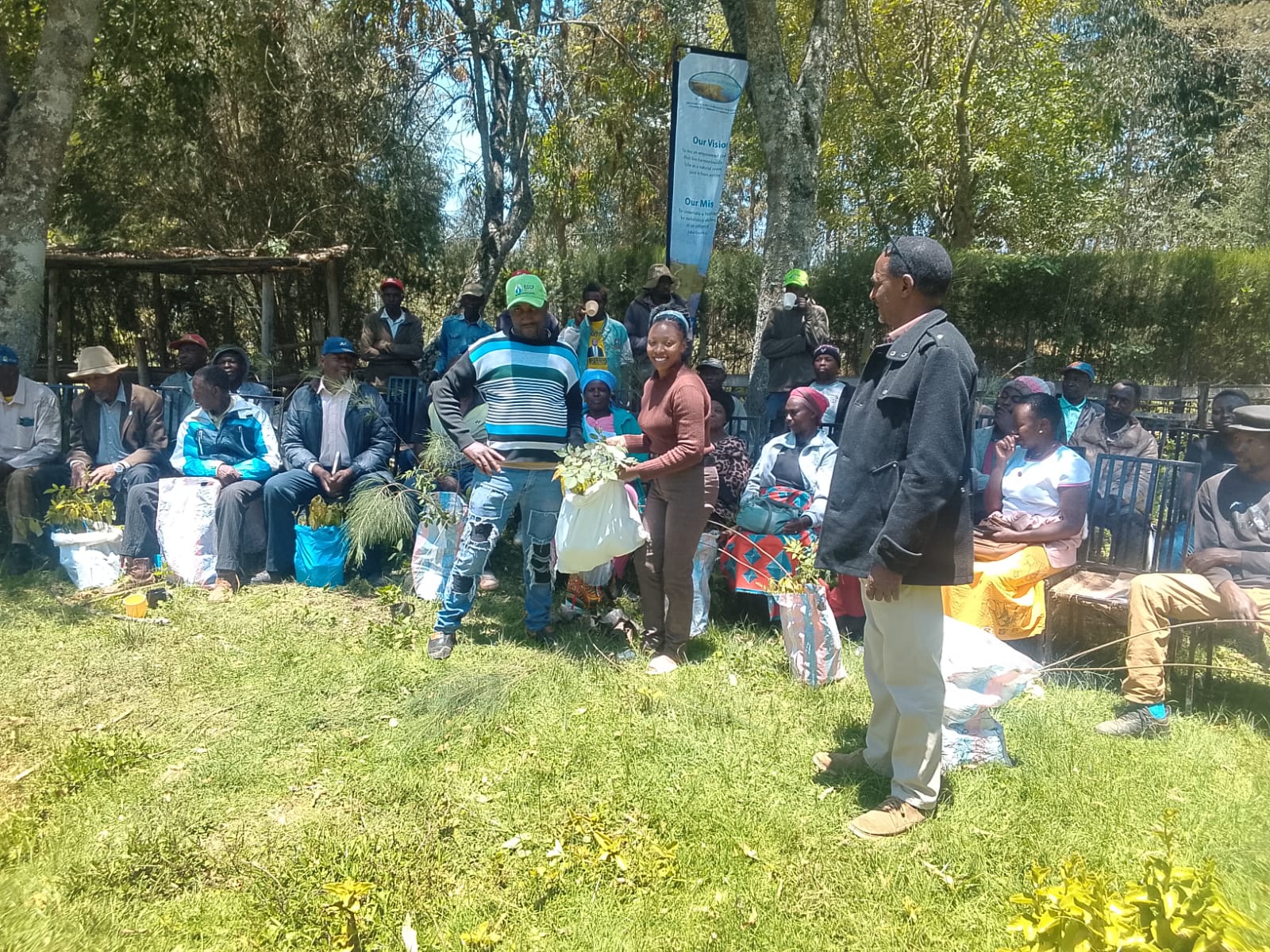 Handing over trees to a smallholder family